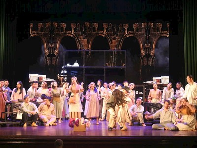 Vở nhạc kịch "Những người khốn khổ" có sự tham gia của các nghệ sĩ trong nước và quốc tế. Ảnh: Quỳnh Nga