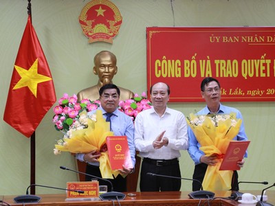 Chủ tịch tỉnh Đắk Lắk, ông Phạm Ngọc Nghị trao quyết định bổ nhiệm cho ông Đinh Xuân Hà và Võ Ngọc Tuyên.