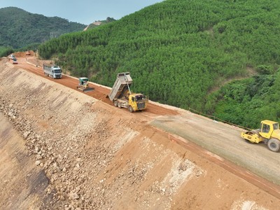 TP. Hạ Long đang đẩy nhanh tiến độ thi công đường nối Sơn Dương - Đồng Sơn, đảm bảo mục tiêu giải ngân vốn đầu tư công. Ảnh: Đỗ Phương