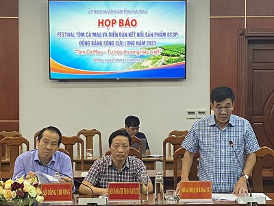 Ông Nguyễn Đức Thánh - Giám đốc Sở kế hoạch và Đầu tư Cà Mau thông tin tại buổi Họp báo Festival Tôm Cà Mau lần I/2023