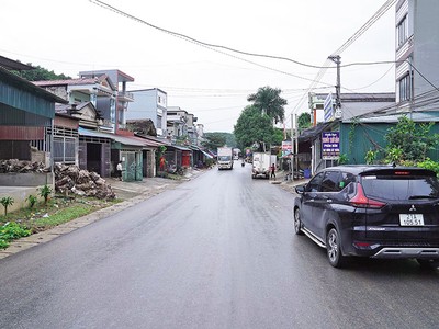 Dự án Kết nối giao thông các tỉnh miền núi phía Bắc (đoạn qua huyện Văn Yên, tỉnh Yên Bái) có thể rút ngắn tiến độ nhờ giải phóng mặt bằng thuận lợi từ cơ chế ủy quyền quyết định giá đất của Yên Bái. Ảnh: Mỹ An 