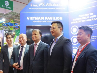 Thứ trưởng Bộ Công Thương Đỗ Thắng Hải tham quan gian hàng của Alibaba.com tại Vietnam Foodexpo 2023