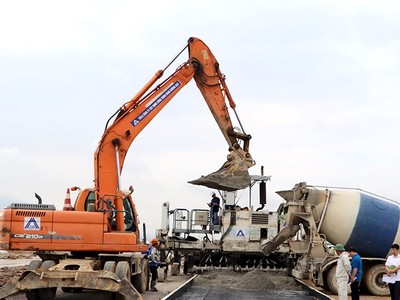 Thi công đường cất hạ cánh Cảng hàng không Điện Biên.