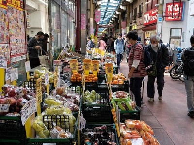 Ngân hàng Trung ương Nhật Bản cho rằng áp lực lạm phát chủ yếu là do giá hàng hóa toàn cầu tăng cao và đồng yên suy yếu. Ảnh: AFP