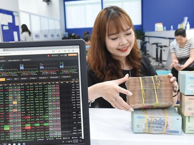 Lãi suất thấp là yếu tố hỗ trợ cho nền kinh tế nói chung và kênh đầu tư chứng khoán nói riêng 