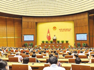 Quốc hội biểu quyết thông qua điều chỉnh chương trình Kỳ họp thứ nhất (tháng 7/2021) bổ sung nội dung trao quyền đặc biệt cho Chính phủ để tăng cường công tác phòng, chống Covid-19 