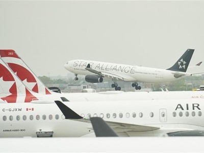 Máy bay của hãng hàng không Air Canada tại sân bay ở Montreal, Quebec (Canada). (Ảnh: AFP/TTXVN)
