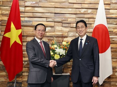 Chủ tịch nước Võ Văn Thưởng và Thủ tướng Nhật Bản Kishida Fumio (Ảnh: TTXVN)