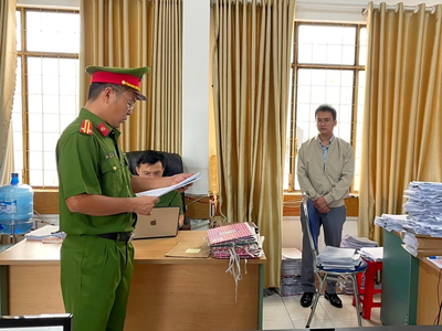 Công an tỉnh Gia Lai đọc lệnh tạm giữ ông Hiếu tại Văn phòng Đăng ký đất đai Gia Lai.