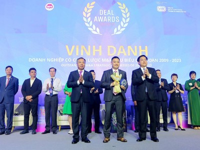 Ông Trần Duy Đông, Thứ trưởng Bộ Kế hoạch và Đầu tư (phải) và ông Lê Trọng Minh, Tổng Biên tập Báo Đầu tư, Trưởng Ban tổ chức Diễn đàn M&A Việt Nam 2023 trao Cup Vinh danh và tặng hoa chúc mừng cho đại diện Tập đoàn Masan (giữa)