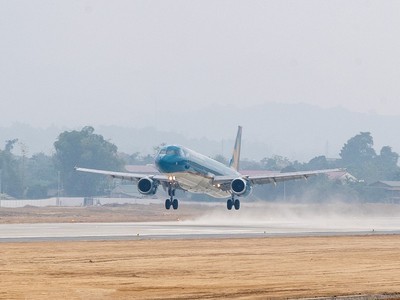 Chiếc máy bay Airbus A321 mang số hiệu VN-A396 đang hạ cánh xuống mặt đường băng Sân bay Điện Biên. (Ảnh: VNA).