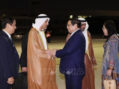 Lễ đón Thủ tướng Phạm Minh Chính và Phu nhân tại sân bay quốc tế Al Maktoum, thành phố Dubai. Ảnh: Dương Giang/TTXVN