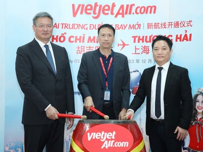 Tổng Lãnh sự CHND Trung Hoa tại TP.HCM Ngụy Hoa Tường (Wei Huaxiang); Phó Tổng giám đốc Vietjet Nguyễn Thanh Sơn; Phó Giám đốc Sở Du lịch TP. HCM Lê Trương Hiền Hoà (từ trái qua phải) thực hiện nghi thức khai trương đường bay TP. Hồ Chí Minh - Thượng Hải. 
