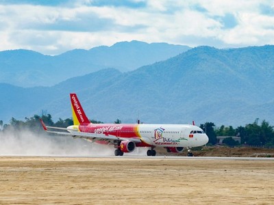 Tàu bay mang biểu tượng Du lịch TP. Hồ Chí Minh đáp xuống Điện Biên