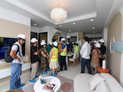 Khách hàng tham quan dự án Phú Đông Sky Garden. Ảnh: Việt Dũng 