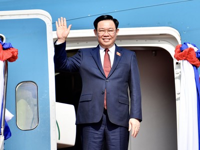 Chủ tịch Quốc hội Vương Đình Huệ và Đoàn đại biểu cấp cao Quốc hội Việt Nam đã đến sân bay quốc tế Wattay, Thủ đô Vientiane (Ảnh: Quochoi.vn)