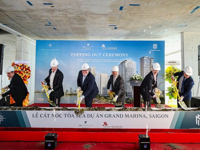 Đại diện Masterise Homes và các đối tác cử hành nghi thức cất nóc tòa Sea. Ảnh: Masterise Homes