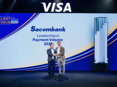 Ông Phạm Đức Duy - Giám đốc TTQL&PTKD Cá Nhân Sacombank nhận giải thưởng “Leadership in Payment Volume 2023” - “Ngân hàng dẫn đầu về tổng doanh số giao dịch thẻ năm 2023” từ đại diện VISA 