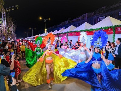 Đoàn biểu diễn carnival trình diễn dọc tuyến phố 3/2 trong tiếng vỗ tay của người dân tại Lễ hội đón Giáng sinh năm 2022