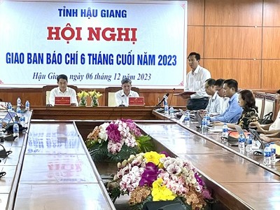 Bí thư Tỉnh ủy Hậu Giang Nghiêm Xuân Thành (bên trái) và Chủ tịch UBND tỉnh Hậu Giang Đồng Văn Thanh chủ trì Hội nghị giao ban báo chí 6 tháng cuối năm 2023