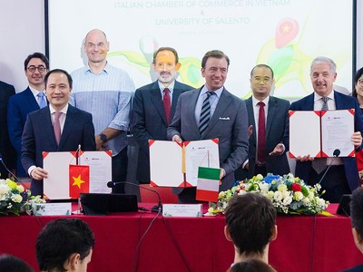 Lễ ký kết hợp tác giữa Trường Đại học Kinh tế - ĐHQGHN với Đại học Salento (Italy) và Phòng Thương mại Italy (I-Cham)