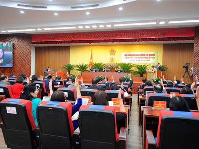 Các đại biểu HĐND tỉnh Hải Dương biểu quyết thông qua 41 nghị quyết
