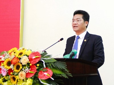 Phó chủ tịch Thường trực UBND tỉnh Nam Định Trần Anh Dũng báo cáo kết quả kinh tế - xã hội của tỉnh năm 2023. Ảnh: Khánh Duy