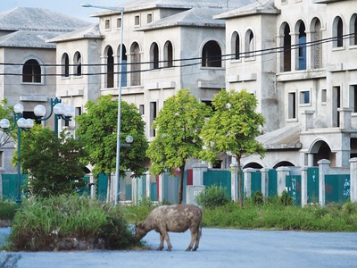 Thời gian qua, nhiều doanh nghiệp địa ốc phải bán tài sản, dự án để có nguồn tiền hoạt động cũng như trả nợ. Ảnh: Dũng Minh 