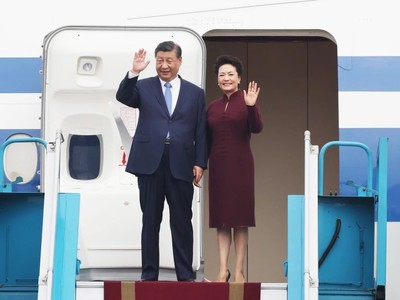 Tổng Bí thư, Chủ tịch nước Trung Quốc Tập Cận Bình và Phu nhân, Giáo sư Bành Lệ Viên, đến Sân bay Nội Bài trưa 12/12 (Ảnh: TTXVN)