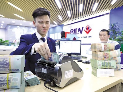 Việc công khai mặt bằng lãi suất cho vay cũng như lãi suất huy động là cần thiết nhằm gia tăng sự minh bạch, giúp khách hàng có cơ sở so sánh, lựa chọn. Trong ảnh: Giao dịch tiền gửi trong hệ thống Ngân hàng TMCP Đầu tư và Phát triển Việt Nam (BIDV). Ảnh: Đức Thanh 