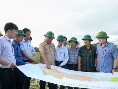 Chủ tịch UBND tỉnh Quảng Trị Võ Văn Hưng (giữa ảnh) cùng đại diện các sở, ban, ngành và địa phương kiểm tra thực địa khu vực triển khai dự án Cảng hàng không Quảng Trị vào ngày 13/12/2023