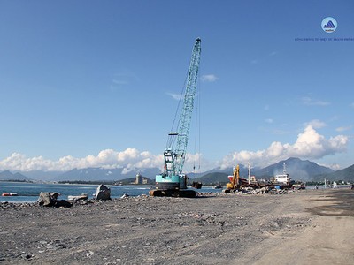 Thi công đê chắn sóng cảng Liên Chiểu.