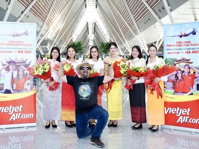 Những hành khách đầu tiên trên chuyến bay khai trương Siem Reap - Hà Nội 