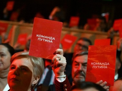 Những người tham gia tham dự cuộc họp của một nhóm cử tri ủng hộ việc Tổng thống Nga đương nhiệm Vladimir Putin tái tranh cử dưới tư cách ứng cử viên tự do vào tháng 3/2024. Ảnh: Sputnik