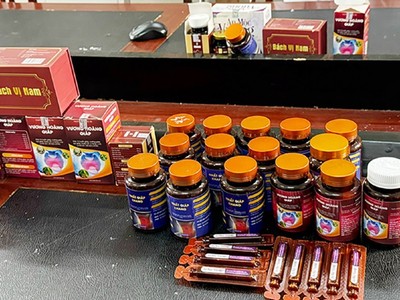 Lực lượng chức năng thu giữ nhiều sản phẩm "thực phẩm chức năng". Ảnh: Công an Bắc Giang