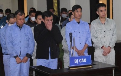 Các bị cáo hầu tòa.