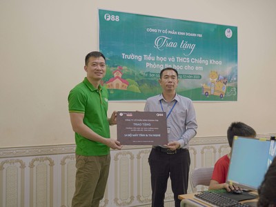 Thầy hiệu trưởng Vũ Hồng Trường đại diện trường Tiểu học và Trung học cơ sở Chiềng Khoa nhận món quà là phòng tin học do Công ty Cổ phần Kinh doanh F88 trao tặng
