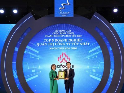 Ông Nguyễn Mạnh Cường – Giám đốc Marketing -Truyền thông Nafoods Group đại diện doanh nghiệp nhận chứng nhận