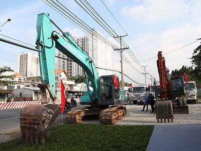 Thi công Dự án mở rộng Quốc lộ 13 đoạn qua tỉnh Bình Dương. Dự án này sử dụng vốn ngân sách để giải phóng mặt bằng.