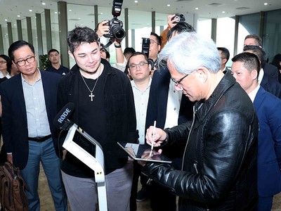 Ông Jensen Huang, Chủ tịch Tập đoàn Nvidia (ngoài cùng bên phải) thăm Trung tâm Đổi mới sáng tạo quốc gia. Ảnh: Đ.Trung