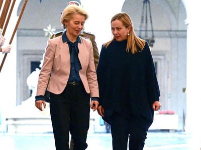 Thủ tướng Italy Giorgia Meloni (phải) và Chủ tịch Ủy ban châu Âu (EC) Ursula von der Leyen. (Ảnh: AFP/TTXVN)