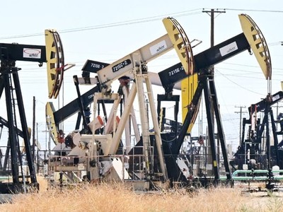 Các máy bơm dầu dọc theo Quốc lộ 33 được gọi là Xa lộ Dầu khí phía bắc McKittrick ở quận Kern, bang California, Mỹ. Ảnh: AFP