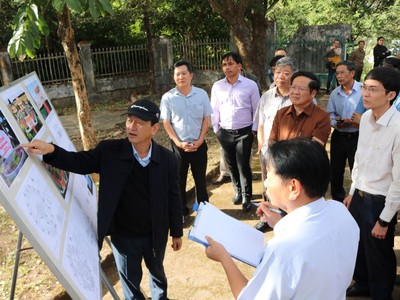 Bí thư Tỉnh ủy Kon Tum Dương Văn Trang (áo đen) và Chủ tịch UBND tỉnh Kon Tum Lê Ngọc Tuấn (áo nâu) trao đổi về thiết kế trùng tu, nâng cấp Khu di tích