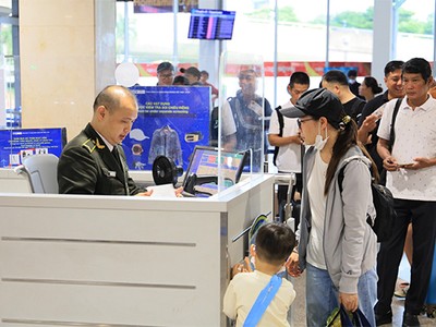 Hành khách làm thủ tục tại sân bay Tân Sơn Nhất 