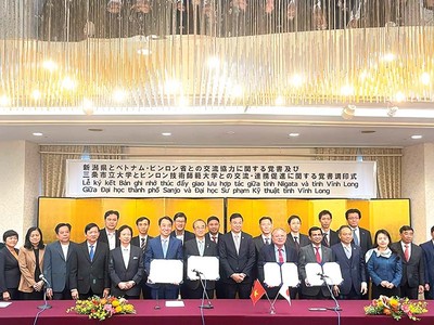 Ông Lữ Quang Ngời, Chủ tịch UBND tỉnh Vĩnh Long (thứ 4 từ trái sang, hàng đầu) và Thống đốc tỉnh Niigata - Nhật Bản (thứ 5 từ trái sang) ký kết bản ghi nhớ hợp tác Ảnh: Anh Khoa