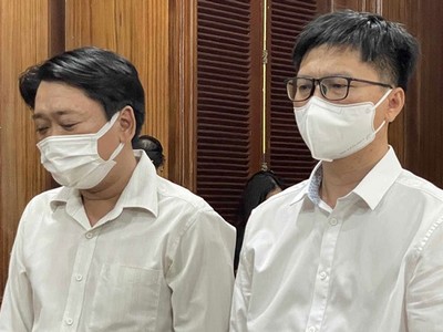 Bị cáo Nguyễn Văn Tùng (bìa phải) và bị cáo Nguyễn Quốc Tuấn tại tòa.