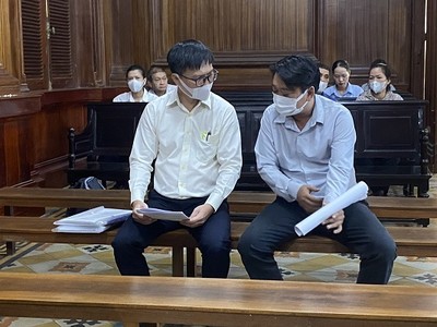 Hai bị cáo tại phiên xét xử ngày 21/12/2023.