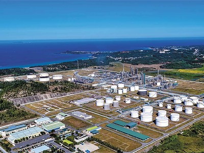 Quảng Ngãi chú trọng việc mở rộng, xây dựng trung tâm lọc, hóa dầu và năng lượng quốc gia. Trong ảnh: Nhà máy Lọc dầu Dung Quất