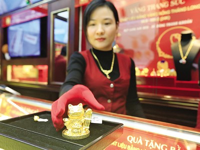 Từ chỗ là “hầm trú ẩn”, vàng đã trở thành kênh đầu tư hấp dẫn trong năm 2023. Trong ảnh: Chào bán sản phẩm vàng chế tác tại một cửa hàng vàng ở Hà Nội. Ảnh: Đức Thanh