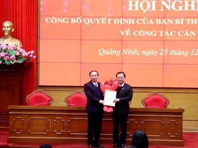 Thừa ủy quyền của Ban Bí thư Trung ương Đảng, ông Nguyễn Xuân Ký, Ủy viên Trung ương Đảng, Bí thư Tỉnh ủy, Chủ tịch HĐND tỉnh Quảng Ninh, trao Quyết định chuẩn y cho ông Cao Tường Huy.